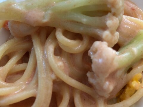 カリフラワーと小海老のトマトクリームパスタ